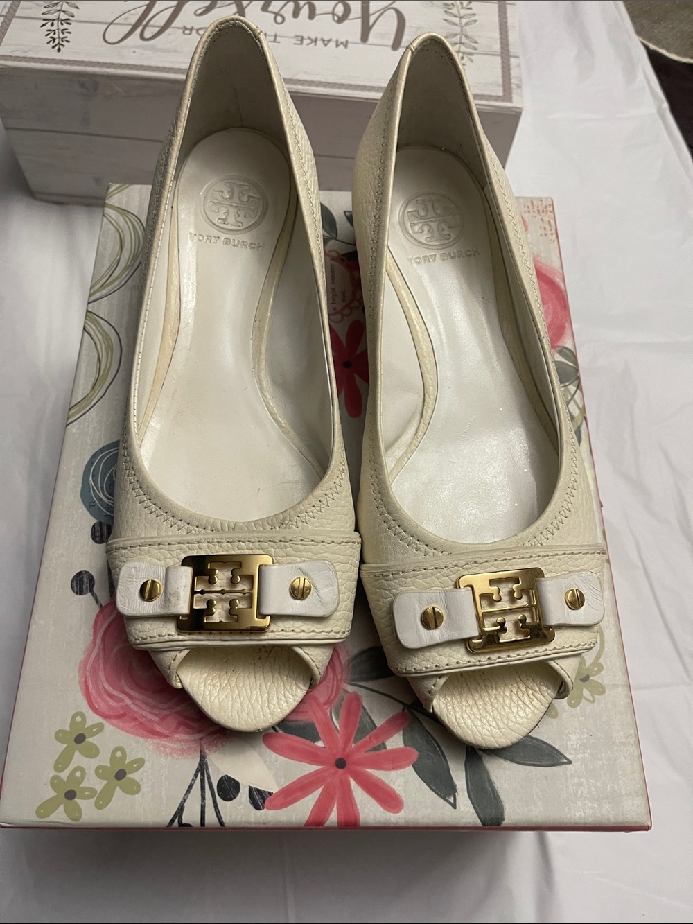 Tory Burch Cream Leather Peep-Toe Pumps with Gold Logo Hardware size 8
